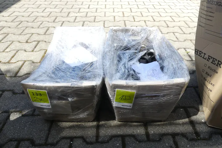 2x Karton mit Gewindetüllen